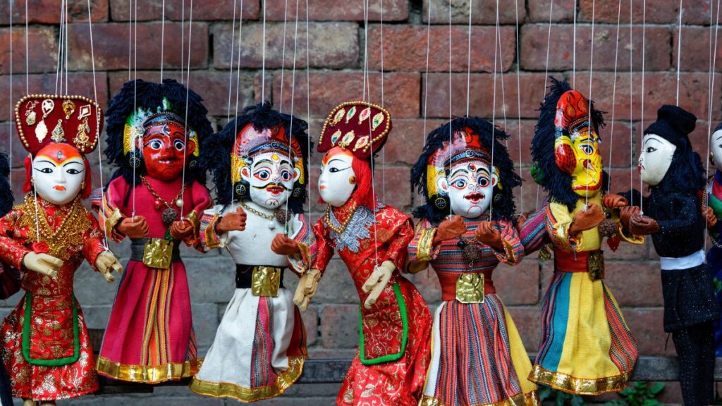 日本の街角にあるインドカレー店の外観とネパール人シェフ。