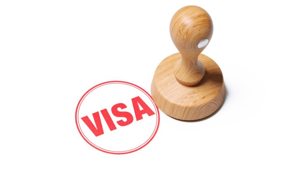 日本の街角にあるインドカレー店の外観とネパール人シェフ。